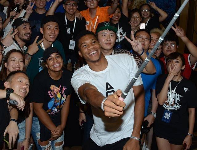 他与莱万的 他与莱万的